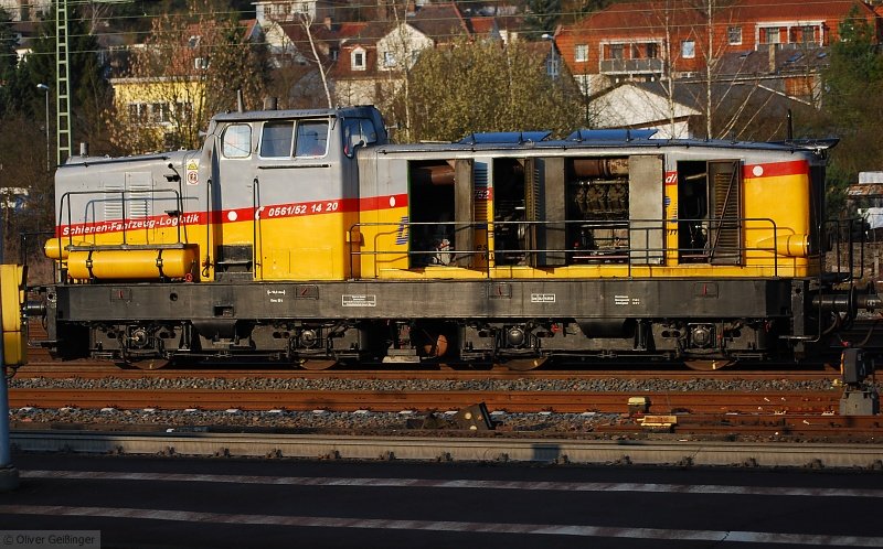 33 Minuten Marburg Hauptbahnhof (XI). Die-Lei 114 (DG1000) scheint es hei zu sein, alle Klappen sind auf, freie Sicht auf den Motor ist gewhrleistet. (03. April 2009, 18:29)