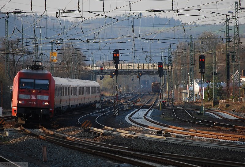 33 Minuten Marburg Hauptbahnhof (XIII). Hier wird nicht laaangsamst eingefahren, sondern eine satte Bremsung eingeleitet bis die Bremsen qualmen. IC 2375 mit 101 089-1 von Hamburg-Altona nach Karlsruhe kommt heute pnktlich wie die Eisenbahn nach Marburg und das, obwohl es Freitag ist. (03. April 2009, 18:32)