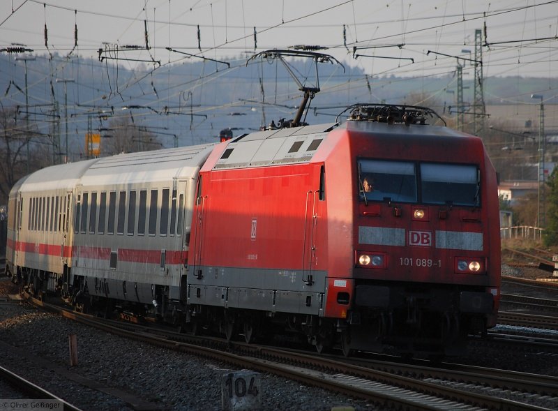 33 Minuten Marburg Hauptbahnhof (XIV). IC 2375 mit 101 089-1 nhert sich mit noch hoher Geschwindigkeit dem Bahnsteig. (03. April 2009, 18:32)