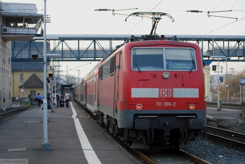 33 Minuten Marburg Hauptbahnhof (XXII). Verstrkerzug RE 15972 wurde nachgeschoben von 111 096-2, wie der Blick auf die andere Seite ergibt. Die Uhr Bildrand ist anderer Meinung als ihre Kollegen. (03. April 2009, 19:02)