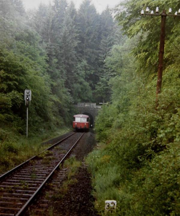 (3/3) Schienenbus Richtung Wetzlar nach der Ausfahrt aus dem Hasselborner Tunnel, 1. H�lfte der 1980iger Jahre.