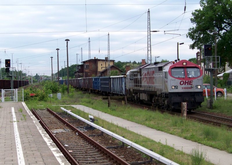 330090 der OHE  Blue Tiger  kommt hier aus Richtung Lbbenau/Spreeewald mit einem Gterzug durch den Bahnhof von Knigs Wusterhausen gefahren. 22.05.2009