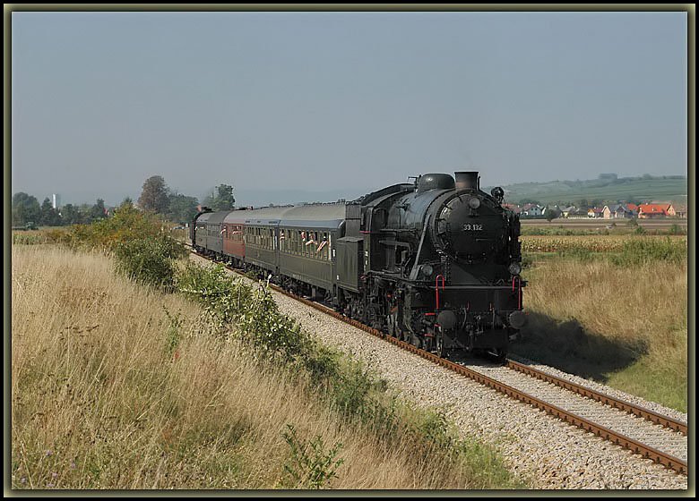 33.132 und als Schublok 77.250 (ex. �BB 77.244) mit ihrem IGE Sonderzug R 16632 von Floridsdorf nach Laa a.d.Thaya kurz vor Untermarkersdorf im nieder�sterreichischen Weinviertel am 22.9.2006.