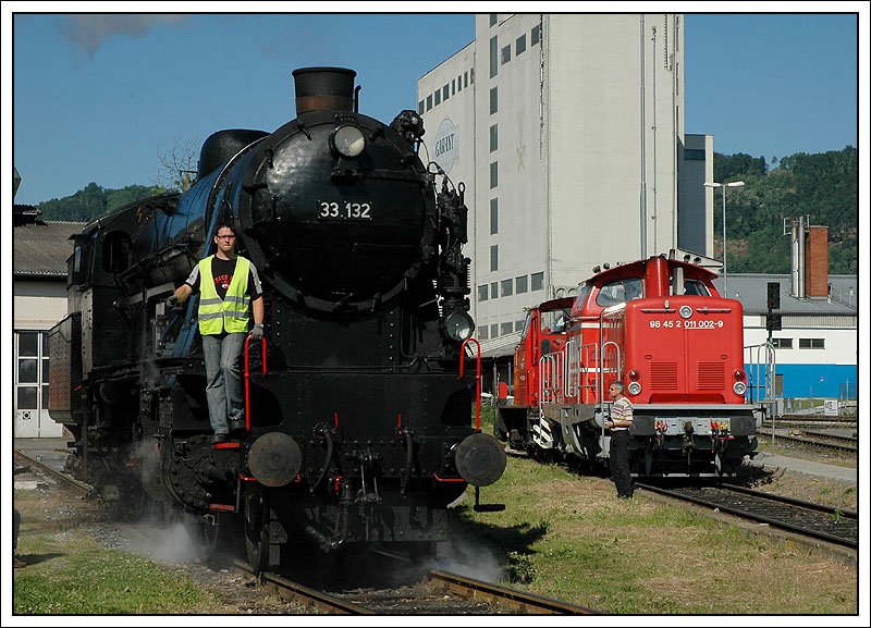 33.132 (BB 113.32, DRB 33 132, JD 06-105, JD 10-005, J 10-005) der Firma Brenner&Brenner am Graz-Kflacher Bahnhof bei der Vorbereitung fr die Dampflokparade am Nachmittag (19.5.07) Zur Unttigkeit an diesem Tag gezwungen - 1100.2 (ex DB V 100 1182 bzw. ab 1.1.1968 211 182-1)Sie wurde am 17.12.1987 ausgemustert, ging am 18.12.1992 an die Firma Elisabeth Layritz GmbH in Mnchen, wurde dort aufgearbeitet und kam 1993 zusammen mit der ex DB V 100 1170 bzw. 211 170-6 zur GKB, wo sie mit der Nummer 1100.1 hauptschlich im Gterverkehr eingesetzt wird.