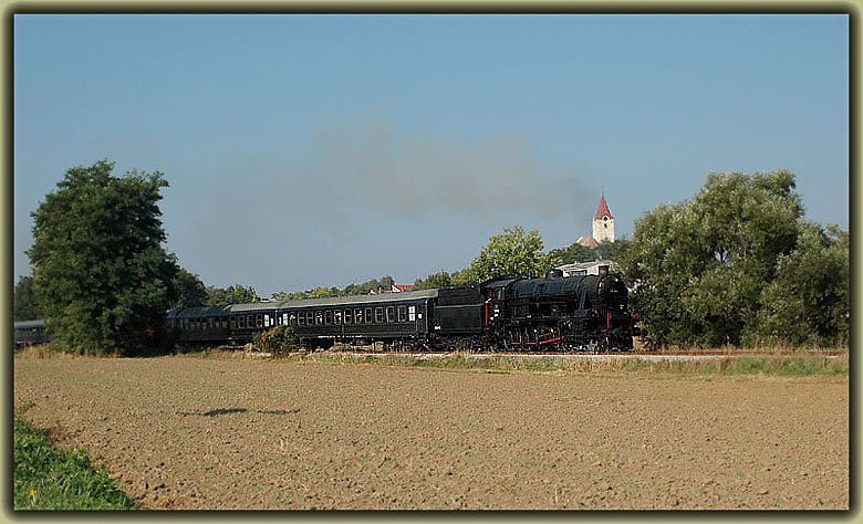33.132 der Fa. Brenner&Brenner mit dem IGE Sonderzug R 16632 bei einer Scheinanfahrt zwischen Pernersdorf und Haugsdorf am 22.9.2006.