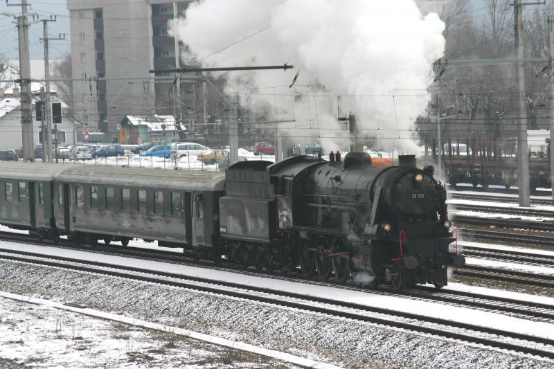 33.132 mit einem Dampfsonderzug bei der Ausfahrt im Bahnhof Gloggnitz. (26.2.2006)