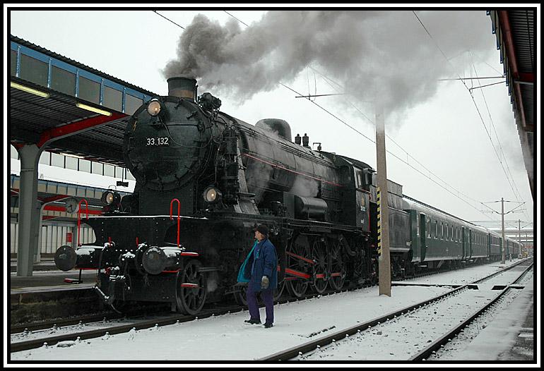 33.132 wartet in den Morgenstunden des 26.2.2006 in Wien-Sd auf ihre Abfahrt als SDZ 16107 nach Mrzzuschlag.