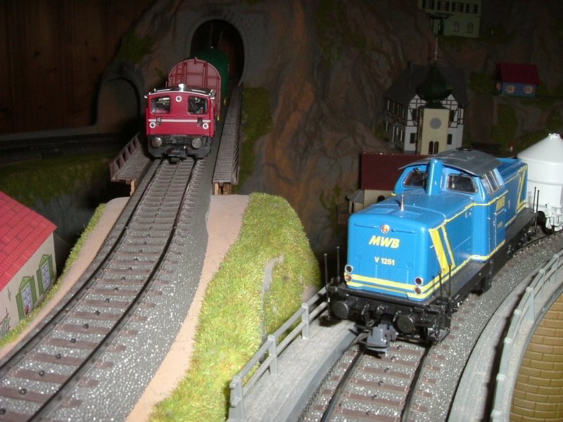 332 015 und MWB 1251 treffen sich auf der Gebirgsbahn.