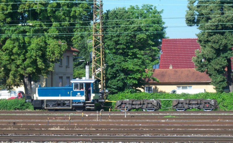 332 398 der RAB rangiert am 27.8.2008 mit zwei Drehgestellen im Ulmer Hbf.