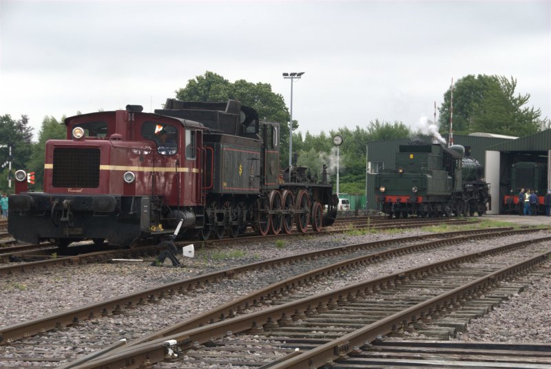 332-6 (EX DB 332187-4)der ZLMS beim umrangieren des Fahrwerks der in Restouration befindlichen 1040 (Ex Statens Jarnvagar Schweden/Hersteller Nydqvist&Holm Bauj.1910) im Hintergrund steht 1289. Das Foto erstand am 11.07.2009 whrend der Dampfeisenbahntage der ZLSM in Simpelveld (NL)