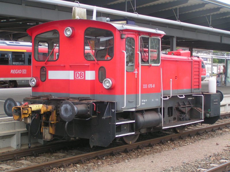 333 670-8 wartet am Bahnsteig6 in Rostock Hbf auf die Ausfahrt; 070903