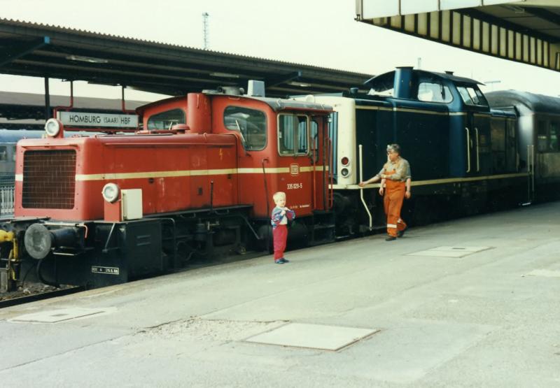 335 029 schleppt die Defekte 212 345 am 21.5.91 in Homburg Saar ab.