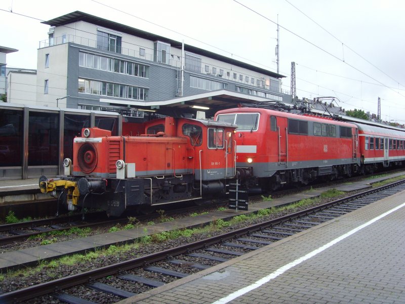 335 105-3 zieht gerade 111 050-1 von Gleis 6 in Richtung Bw Freiburg. 08.08.07