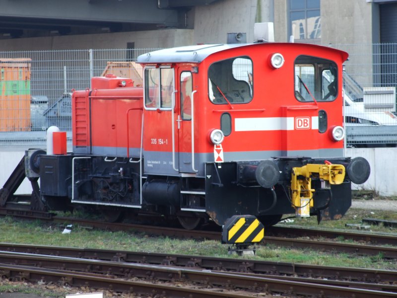 335 154  wartet auf Arbeit  auf einem Abstellgleis in Regensburg Hbf. 17.02.2007.