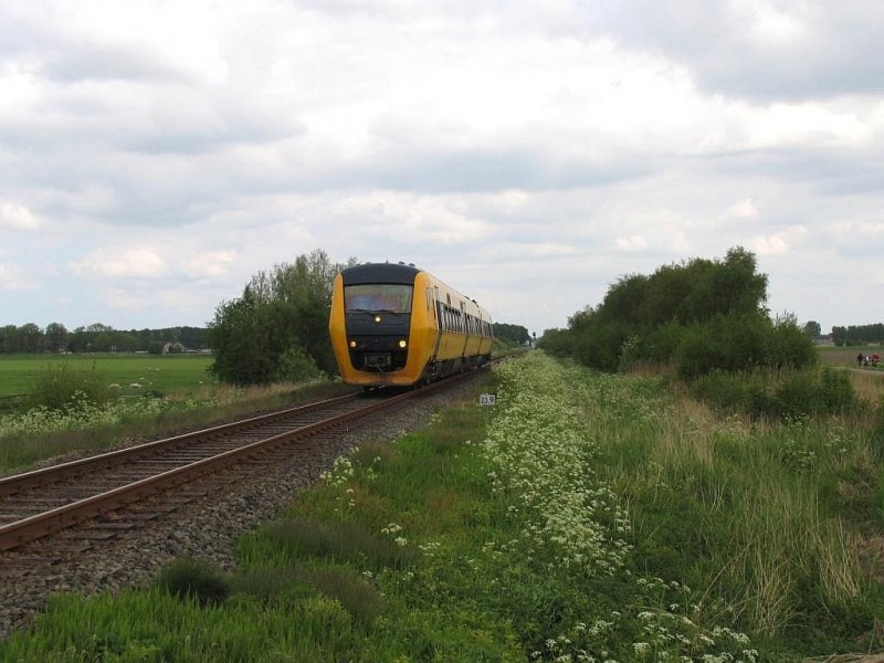 3416 mit einem Sonderzug Sneek-Stavoren bei IJlst (Friesland) am 10-5-2009.