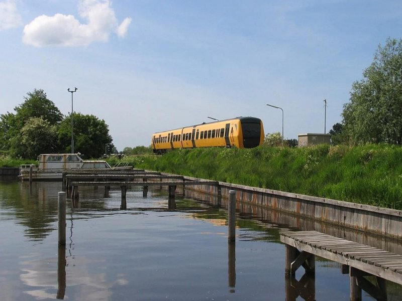 3416 mit einem Sonderzug Stavoren-Sneek im Hafen von Nijesijl (Friesland) am 10-5-2009.