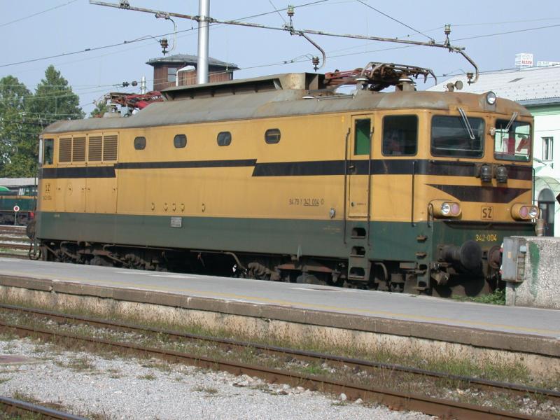 342-004 abgestellt im Bahnhof Ljubljana. (08.10.2001)