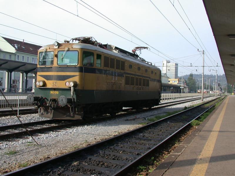 342-010 im Bahnhof Ljubljana (08.10.2001)