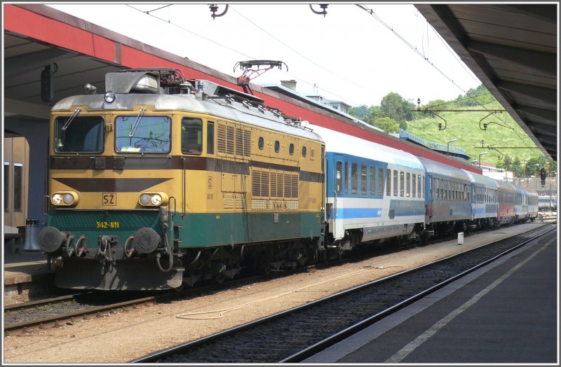 342 011 zieht den OEC151 von Wien Sdbf nach Ljubliana in den Bahnhof Maribor. Die EC in Slowenien verkehren immer mit so bunt zusammengewrfelten Wagengarnituren. (14.05.2008)
