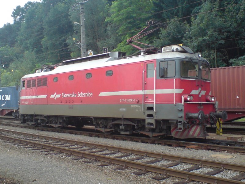 342.001 wartet in Spielfeld auf die bernahme des  EMONAS  der am 22.8.09 vom Bundesheer-Taurus gebracht wurde.