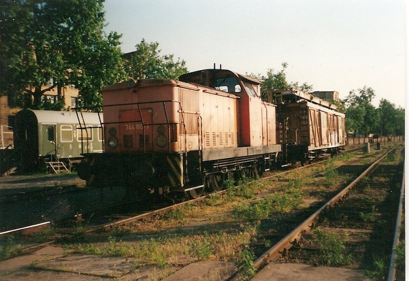 344 160 vor einem Fahrleitungsmontagewagen am 18.Mai 2000 im Bh Leipzig Hbf West.