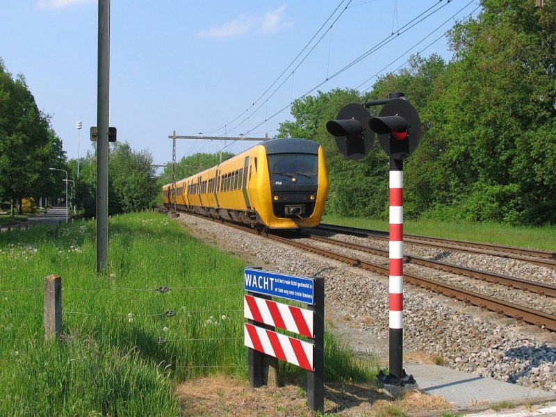 3444 und 3443 mit Regionalzug 9162 Groningen-Zwolle bei Glimmen am 14-5-2008.