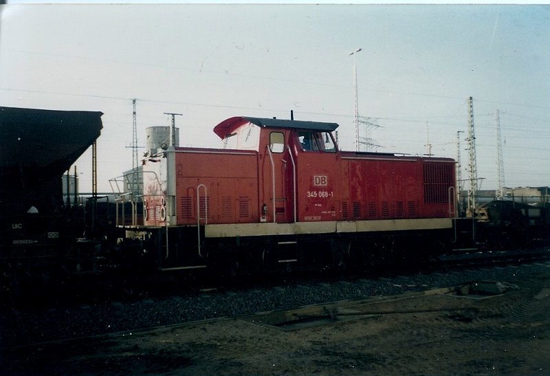 345 068 im Januar 1998 im Betriebsbf Berlin Rummelsburg.
