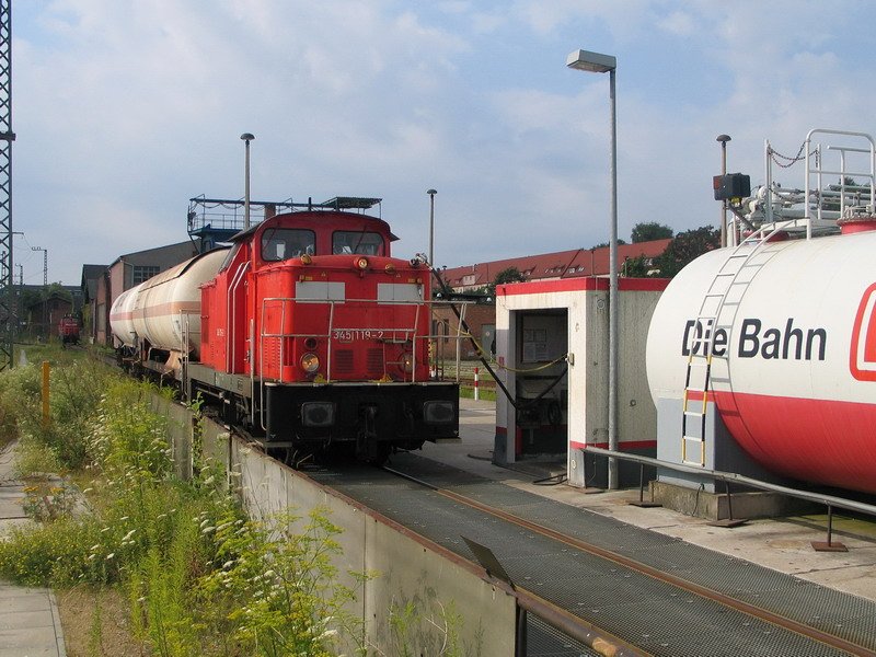 345 119 wird in Schwerin an der Tankstelle mit Diesel versorgt. 20.07.2007