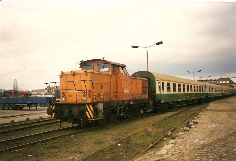 345 143 war im Februar 1998 fr Rangierarbeiten im Stralsunder Hbf zustndig.