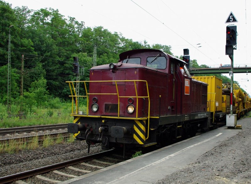 345 228-1 der BBL, die mit der 212 der NBE kam, war im weiteren Verlauf fr die Wiebe Bunker-Schttgutwagen und deren bersetzung zur Baustelle verantwortlich. 28.06.2009, Eichenberg.