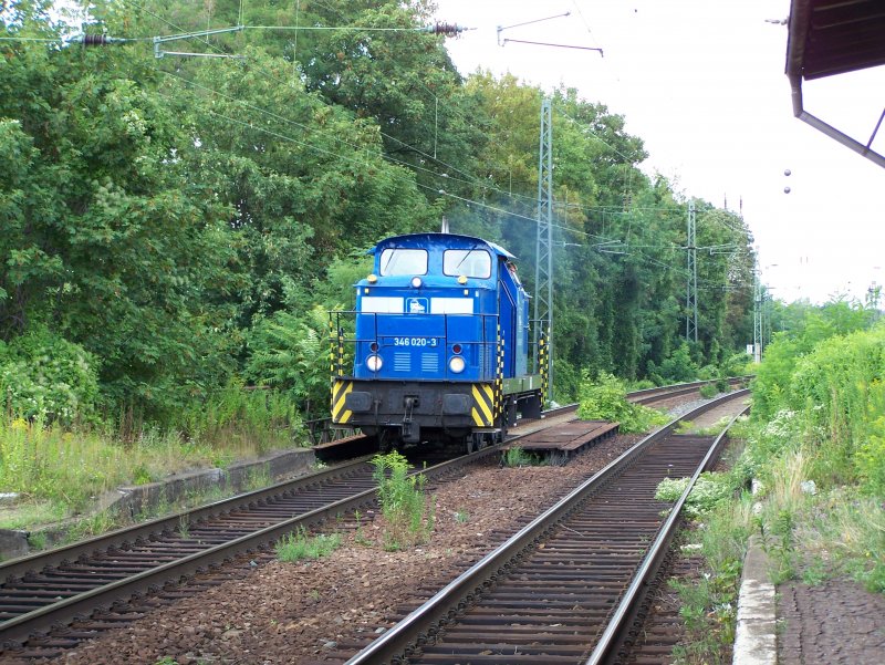346 020-3 bei der Durchfahrt des Bhf. Markleeberg (b. Leipzig) Richtung Borna. 
(08.08.2006)