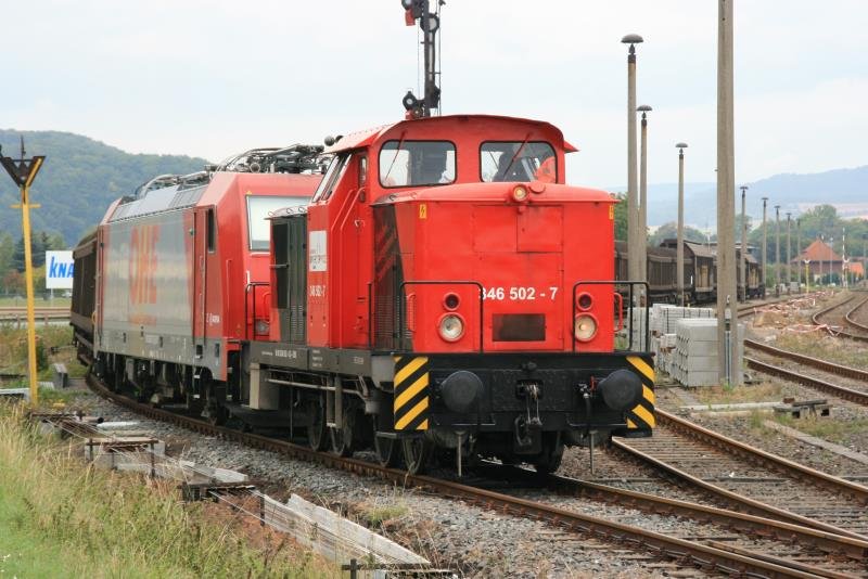 346 502 setzt die OHE 186 133 vor einem G�terzug der Kanuf-Werke in Rottleberode. Anschlie�end zieht sie den Zug nach Berga, wo die 186er das elektrifizierte Streckennetz erreicht; 19.09.2008