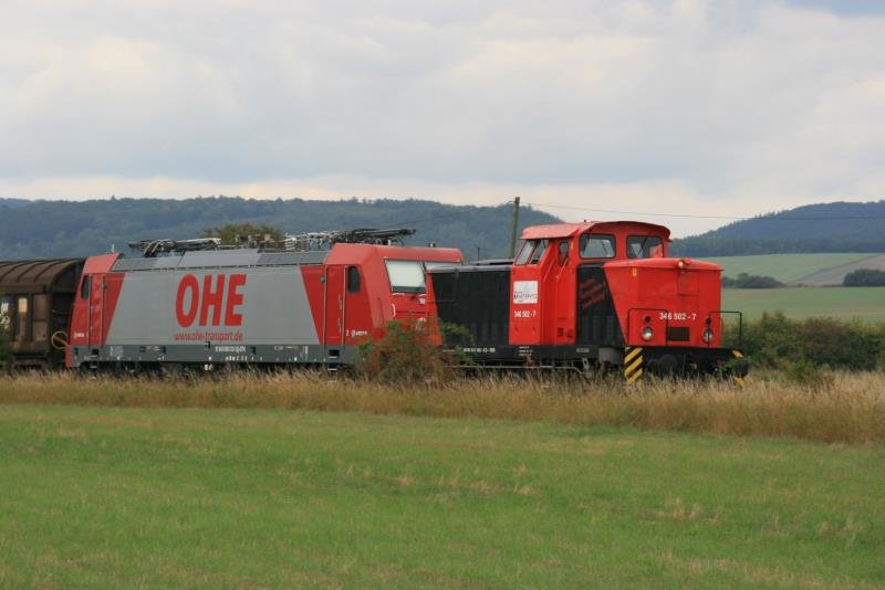 346 502 zieht 186 133 mit einem G�terzug auf der nicht elektrifizierten Strecke von Rottleberode nach Berga. Auf der elektrifizierten Strecke von Sangerhausen nach Nordhausen kann die OHE 186 133 ihre Leistung aus eigener Kraft bew�ltigen; 19.09.2008