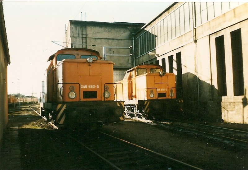 346 693(links) und 346 656(rechts)im Januar 1999 im Bh Seddin.