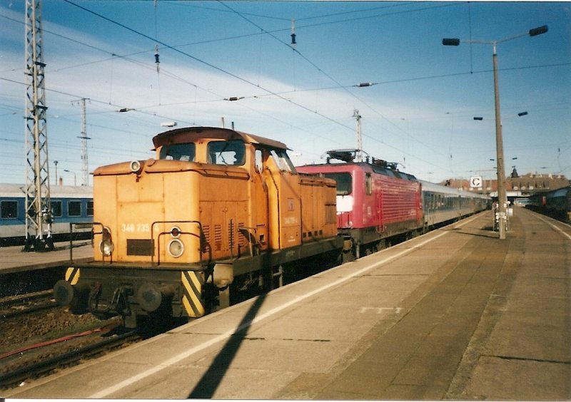 346 735 bernahm in Stralsund im Mrz 1998 vom Bahnsteig einen Interregio mit einer 112 und rangierte Diesen erst einmal durch die Waschanlage bevor es auf ein Abstellgleis zur Reinigung ging.