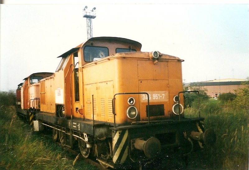 346 951 war im September 1998 schon in keiner Lokbestandsliste mehr zufinden.Hier stande die Lok auf einem Gleis in Rostock berseehafen.