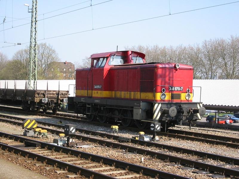 346 970 am 03.04.2005 abgestellt im Hauptbahnhof Karlsruhe. Leider war nicht zu erkennen, von welchem Unternehmen diese Lok derzeit eingesetzt wird.