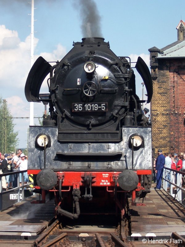 35 1019-5 des Lausitzer Dampflokclubs aus Cottbus rollt am 25.08.2007 auf die Drehscheibe des Bw Chemnitz Hilbersdorf.

