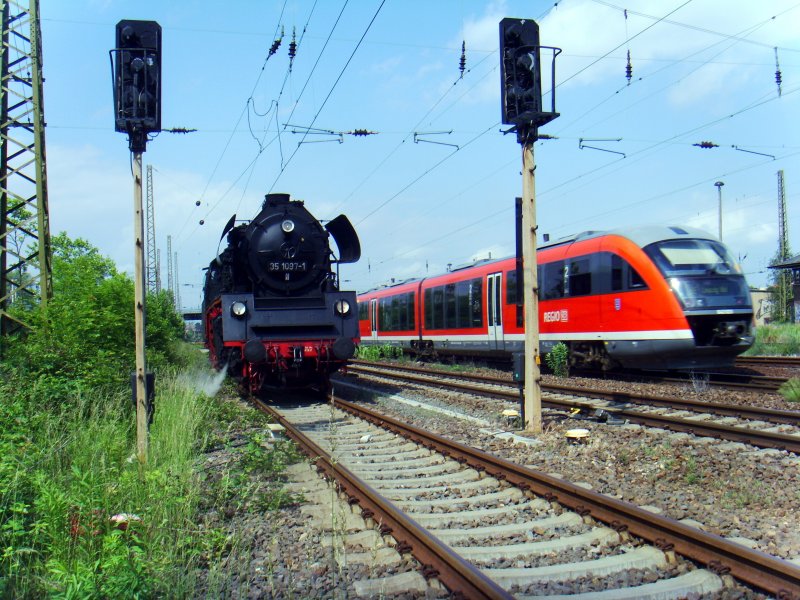 35 1097-1 begegnet am 22.05.2009 whrend eines Betriebshaltes auf dem Gelnde des Bahnhofs Leipzig-Plagwitz, einer aus Saalfeld kommenden Regionalbahn.