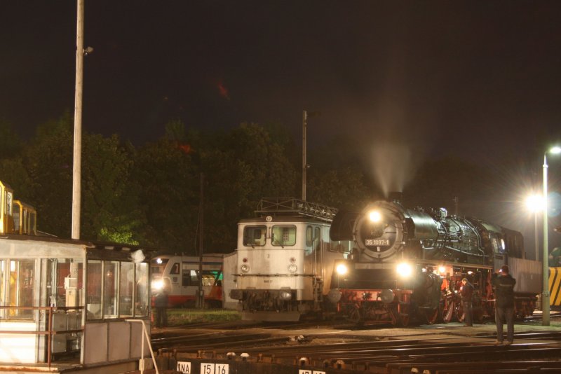 35 1097-1 und WAB 57 fotografiert ber die Drehscheibe beim abendlichen Fotoshooting am 12.09.08 in Glauchau(Sachs.).