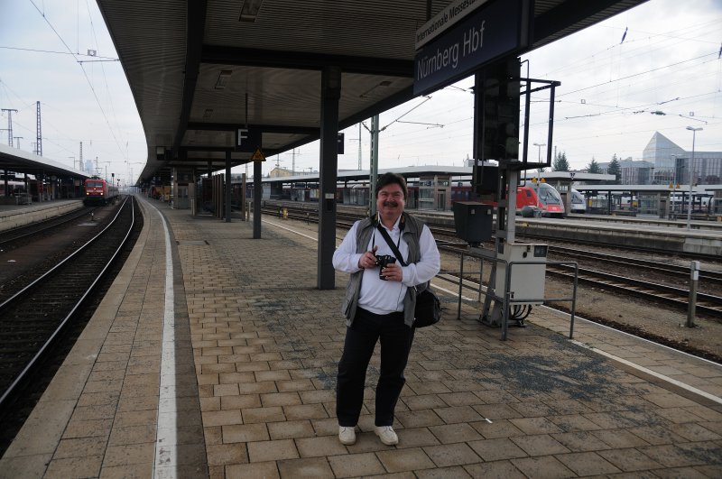 3,5 Stunden Zugfahrt... Frhstck im ICE... wie ein Hobby aus (vermeintlich) Fremden Freunde macht: Die Fahrt nach Regensburg war kurzweilig, amsant, interessant und lehrreich. Danke, Stefan... Es war einfach die gleiche Schiene, die auch tiefergrndig gefahren wird.. so etwas verbindet, wie die Schienenstrnge Stdte und Metropolen. (Stefan Kilian beim Zwischenstop in Nrnberg Hbf am 14.03.09)