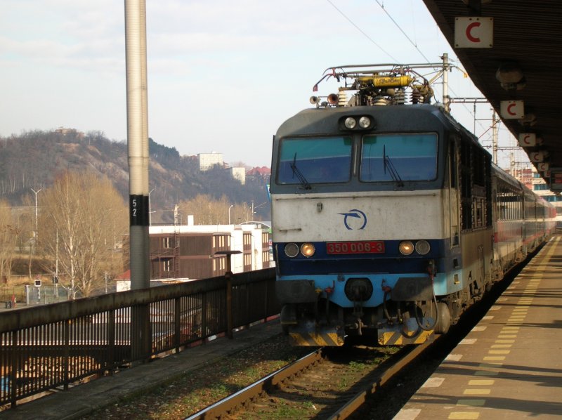 350 006-3 fhrt dem EC Vindobona (Wien Sd-Hamburg Hbf) in den Bhf Praha Holesevice ein. Sie wird dort gegen eine tschechische 2-Systemlok ausgetauscht, die den Zug dann bis nach Dresden HBf bringt.