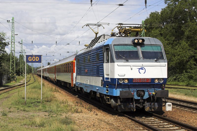 350 006 zieht den Jaroslav Hasek EC nach Budapest. Hier passiert der Zug den Bahnhof Gd.