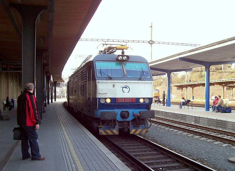 350 007-1 der ZSSK fhrt am 18.03.2007 mit EC Prag - Brnn auf Gleis 1 in Bratislava Hlavna Stanica (Hauptsbahnhof) ein.