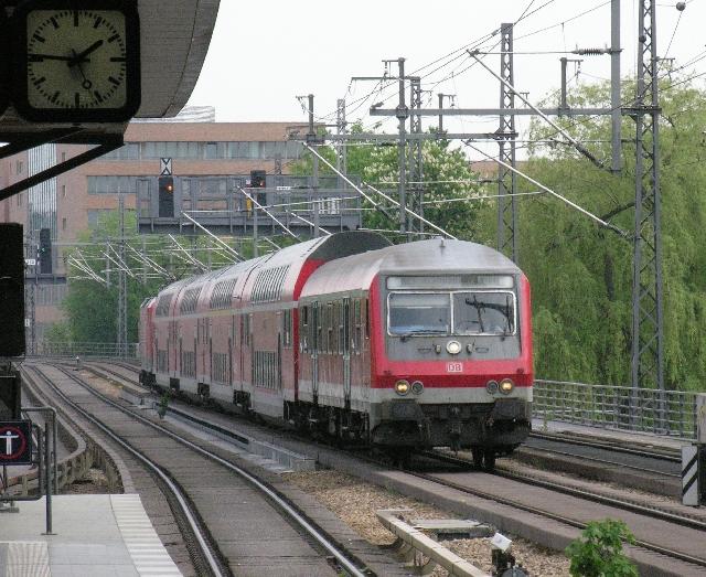 3.5.2005, Uhrzeit steht dran, Stadtbahn Berlin zwischen Lehrter Bahnhof und Zoologischer Garten. RE1 nach Brandenburg sein.