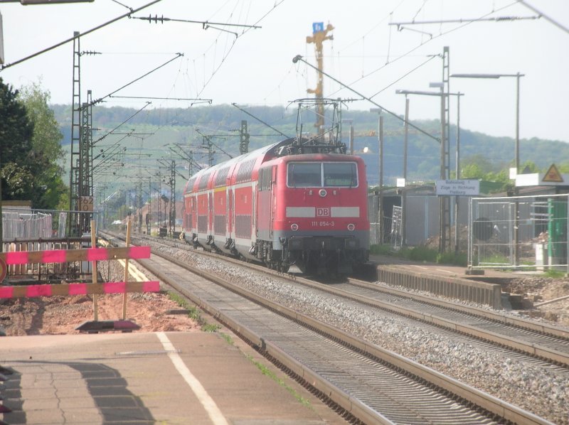 3.5.2008 17.00Uhr Br111 054-3 mit dem RE 31023 in Eimeldingen nach Offenburg.