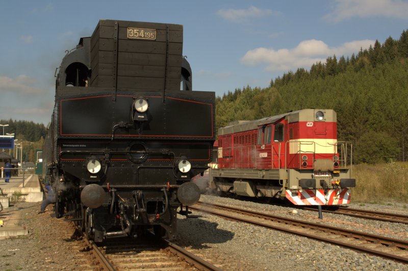 354 195 und 742 343-7 am 26.09.2009 im Bahnhof Johanngeorgenstadt.