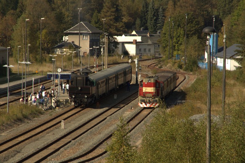 354 195 und 742 343-7 am 26.09.2009 im Bahnhof Johanngeorgenstadt.