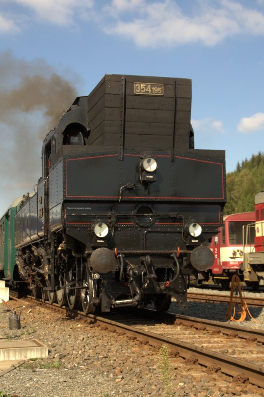 354 195 am 26.09.2009 im Bahnhof Johanngeorgenstadt.