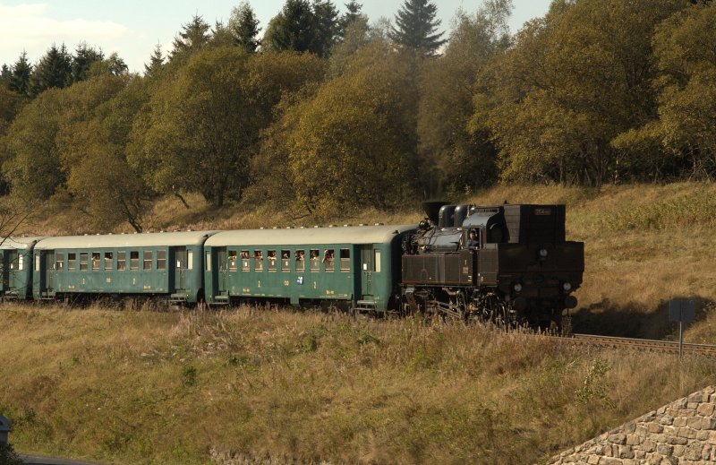354 195 ist am 26.09.2009 kurz vor dem Bahnhof Horny Blatna (Bergstadt Platten) in Richtung Karlsbad (Karlovy Vary) unterwgs.
